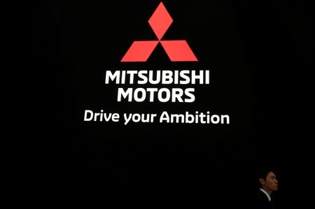 １１月６日、三菱自動車工業の加藤隆雄代表執行役ＣＥＯ（最高経営責任者）は２０１９年４―９月期決算会見で、間接部門を中心とした人員削減、組織のスリム化を進めると明らかにした。写真は三菱自のロゴ。東京モーターショーで１０月撮影（２０１９年　ロイター/Soe Zeya Tun）
