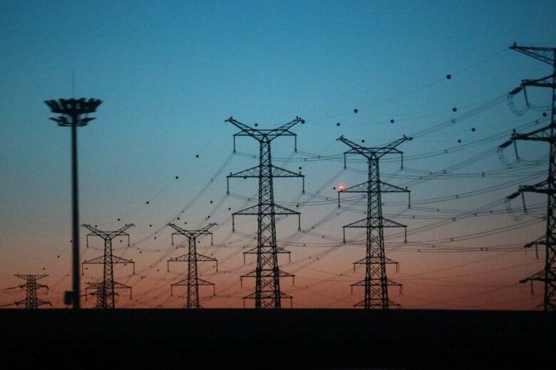 写真は北京市延慶区の鉄塔と送電線。２０２１年１２月撮影。REUTERS/Tingshu Wang