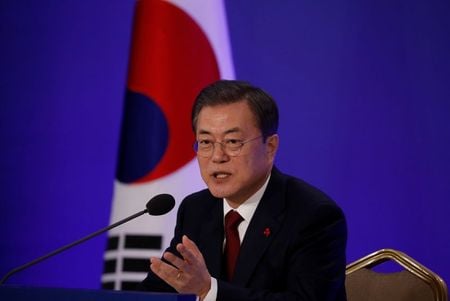 ２月１８日、韓国の文在寅大統領（写真）は、新型コロナウイルスの感染拡大で経済は緊急事態にあるとの認識を示し、政府は景気支援に向け全力を尽くすべきだと述べた。ソウルの青瓦台で１月代表撮影（２０２０年　ロイター）