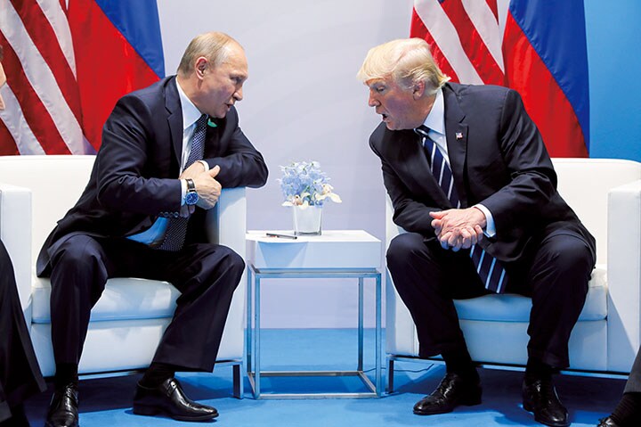 トランプ（右）・プーチン両首脳で米ロ関係は緊密に？（17年7月）　Carlos Barria-REUTERS