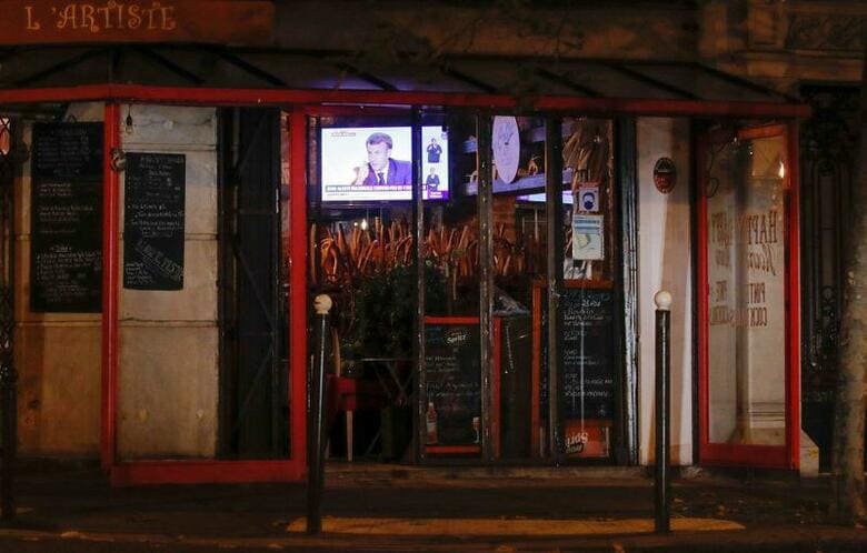 新型コロナウイルスの流行が冬季に再来するとの懸念が高まる中、フランス政府は１４日、主要都市での夜間外出禁止令を発出した。写真は閉鎖中のパリのバー（２０２０年　ロイター/GONZALO FUENTES）