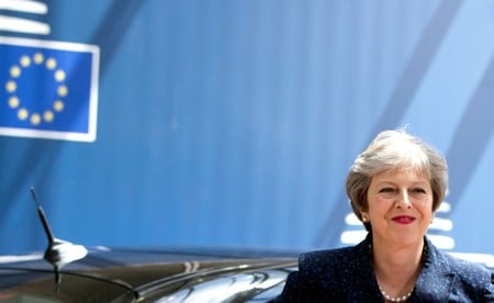 ７月９日、英国のメイ首相は、欧州連合（ＥＵ）離脱案を巡りデービスＥＵ離脱担当相とジョンソン外相の強硬派２閣僚が相次ぎ辞任したことを受け、自身を首相の座から追いやる動きに対抗する構えであること首相報道官が明らかにした。写真は６月２８日、ブリュッセルで開かれたＥＵ首脳会議に出席するメイ首相（２０１８年　ロイター/Virginia Mayo）