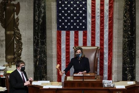 　米下院は１月１３日、トランプ大統領の支持者が連邦議会議事堂に乱入した事件を巡り、反乱を扇動したとして大統領を弾劾訴追する決議案を採決し、２３２対１９７の賛成多数で可決した（２０２１年　ロイター/JONATHAN ERNST）