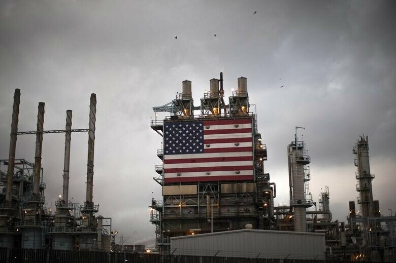 ６月１８日、米国からの原油輸入に関税をかけるという中国の脅しは、過去２年で輸出額が月間約１０億ドル（約１１００億円）に膨らんだビジネスを直撃することになる。写真は米ロサンゼルスの製油所。２０１４年１０月撮影（２０１８年　ロイター/Lucy Nicholson）