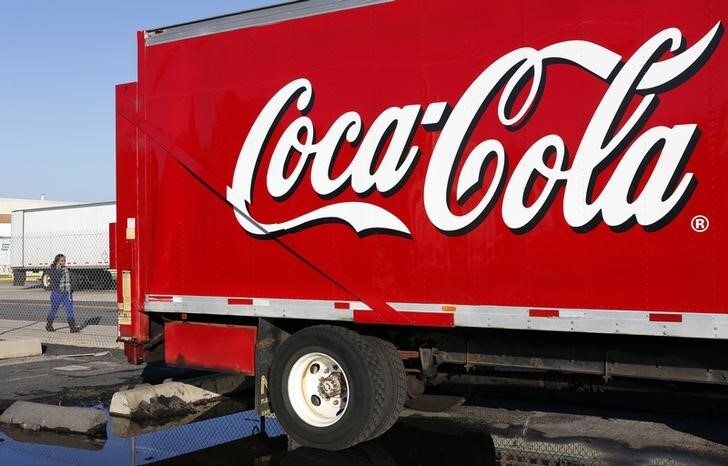 ４月１日、米飲料大手コカ・コーラは、海外の系列企業から徴収する商標ロイヤルティの適正金額について内国歳入庁（ＩＲＳ）と係争状態にある。写真はコカ・コーラのトラック。バージニア州で２０１２年１０月撮影（２０１８年　ロイター/Kevin Lamarque）