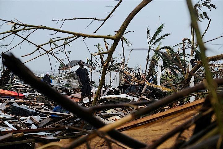 ロイターの依頼でハリケーン「ドリアン」の写真を撮るためマーシュハーバーに向かった私は、飛行機に乗る前、バハマで消防救急士として働く従兄弟に連絡した。写真は被害を受けたマーシュハーバー。２日撮影（２０１９年　ロイター/Dante Carrer）
