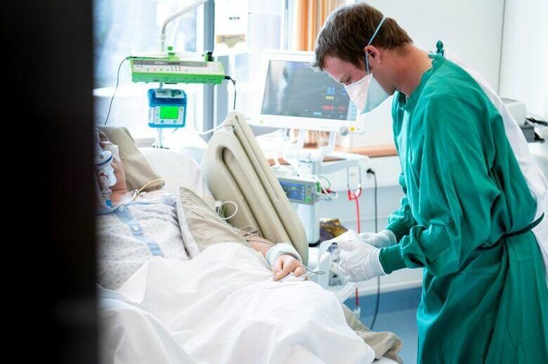 ロイターの集計によると、世界の新型コロナウイルス感染者が13日、1300万人を突破した。スイス・パイェルヌで4月代表撮影(2020年　ロイター)