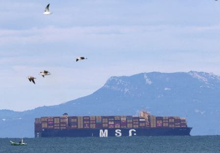　アフリカ沿岸で船舶のバンカリング（燃料補給）需要が急増している。モロッコのタンジェ港付近で１月撮影(２０２６年　ロイター/Amr Abdallah Dalsh)