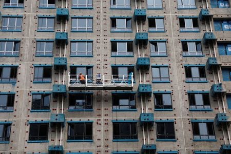 　６月１７日、５月の中国新築住宅価格は１１カ月連続で下落した。政府の支援策にもかかわらず、不動産部門の苦境は底が見えない状況だ。写真は集合住宅の建設現場。北京で昨年９月撮影（２０２４　ロイター／Tingshu Wang）