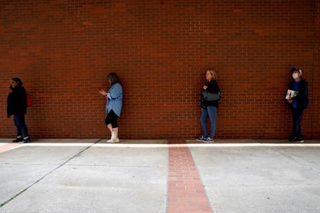 米労働省が１７日に発表した６月１２日までの１週間の新規失業保険申請件数（季節調整済み）は４１万２０００件と、前週の３７万５０００件から悪化した。写真は２０２０年４月撮影（２０２１年　ロイター/Nick Oxford）
