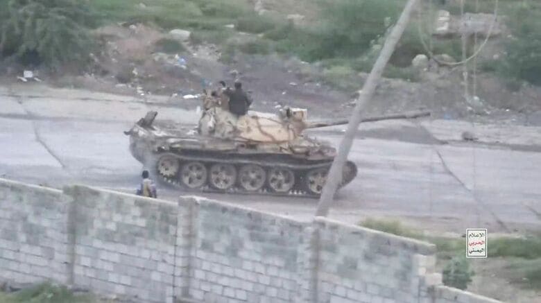 フーシ派とイエメン政府軍との戦闘、20日公開されたフーシ派軍事メディアによる動画から  Houthi Military Media/Handout via REUTERS
