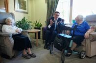 英首相、成人向け社会福祉制度改革に意欲　野党との協力模索
