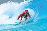 トナカイではなく...上手すぎる！真夏のオーストラリアで撮影された「サンタの波乗り」