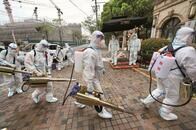 中国ゼロコロナ、消毒作業に当たる作業員たち