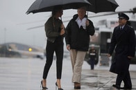 ハリケーン被災地にピンヒールで向かったメラニア