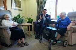 英首相、成人向け社会福祉制度改革に意欲　野党との協力模索