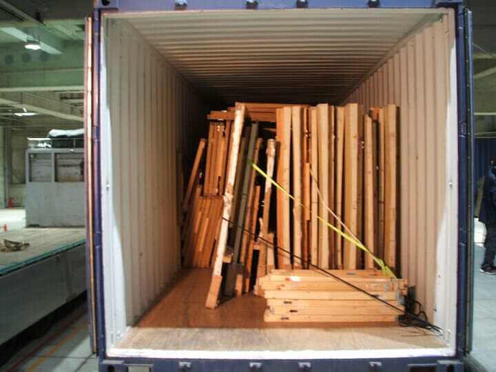 コンテナ内に保管されている大道具