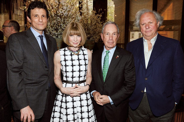 （左から）デービッド・レムニック（ニューヨーカー誌編集長）、アナ・ウィンター（ヴォーグ誌編集長）、マイケル・ブルームバーグ、バニティ・フェア誌編集長のグレイドン・カーター（2013年4月）　DIMITRIOS KAMBOURIS/GETTY IMAGES FOR CONDE NAST