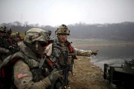 　１月２９日、在韓米軍は、駐留経費の負担をめぐる米韓協議が決着しない場合、在韓米軍に勤務する韓国人労働者を４月から休職扱いとする方針を示した。写真は米韓合同演習に参観する米軍。韓国ヨンチョンで２０１６年４月撮影（２０２０年　ロイター／Kim Hong-Ji）