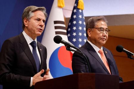 １１月９日、ブリンケン米国務長官（左）は、訪問先の韓国で朴振外相（右）と会談し、双方は北朝鮮とロシアの軍事協力拡大について「深い」懸念を共有していると述べた。ソウルで代表撮影（２０２３年　ロイター）