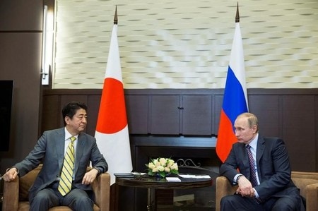 　１１月１７日、ロシアの大統領補佐官によると、プーチン大統領は、１９─２０日にペルーで開催されるＡＰＥＣ首脳会議に合わせて安倍首相と会談し、北方領土について協議する。ソチで５月撮影（２０１６年　ロイター／Pavel Golovkin/Pool）