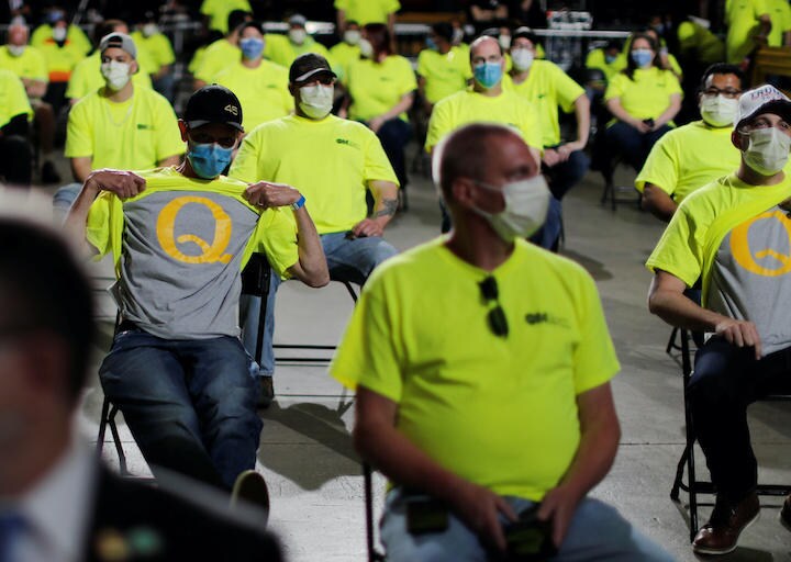 トランプの訪問を待つ医療関連会社の従業員。会社のTシャツの下にはQアノンTシャツが（5月14日、ペンシルバニア州アレンタウン）　Carlos Barria -REUTERS