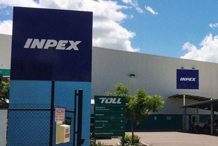 ＩＮＰＥＸ（旧国際石油開発帝石）は、ベネズエラに保有する天然ガスの権益と石油合弁会社の株式を地元企業スクレ・エナジー・グループに売却した。ベネズエラから撤退する。事情に詳しい関係者が明らかにした。写真はＩＮＰＥＸのロゴ。豪ダーウィンで２０１７年４月撮影（２０２１年　ロイター／Tom Westbrook）