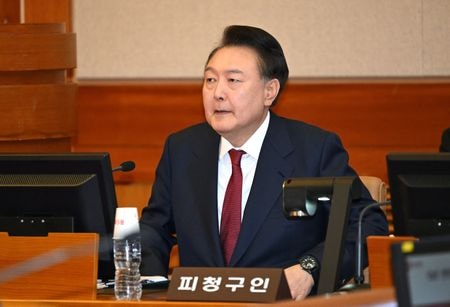 韓国の李鎮雨元陸軍首都防衛司令官は４日、憲法裁判所の公判で、尹錫悦大統領（写真）の「非常戒厳」宣言は正当な判断だと信じていると証言した。憲法裁での４日の代表撮影。（２０２５　ロイター）