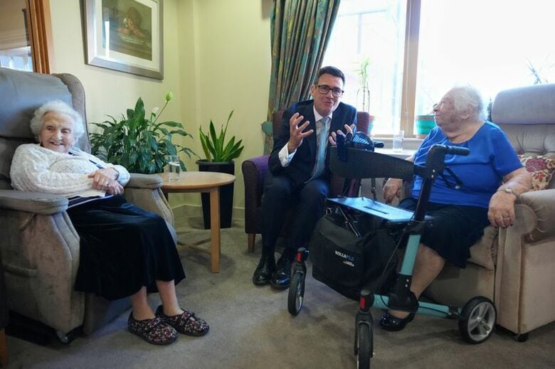 英ロンドンの介護施設を訪問したバーナム首相。２９日撮影。Kirsty Wigglesworth/Pool via REUTERS