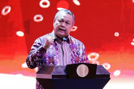 　インドネシア議会は２１日の本会議で、中央銀行のペリー・ワルジヨ総裁（写真）の再任を全会一致で承認した。２期目（５年）を務める。２０２２年１１月撮影（２０２３年　ロイター／Willy Kurniawan）