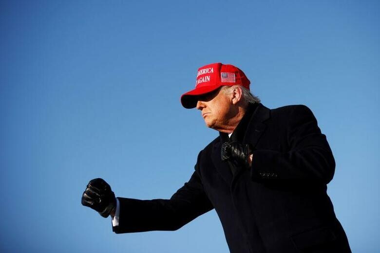 米国では中西部の入院者数が過去最多の水準となり、激戦のウィスコンシン州知事などは、医師がコロナによる死者で利益を上げているとトランプ大統領が発言したことを厳しく批判した。写真は１１月１日にアイオワ州で行われた選挙キャンペーンでのトランプ大統領。（２０２０年　ロイター／Carlos Barria提供）