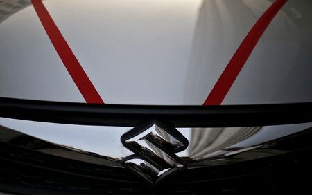 　８月８日　スズキの連結子会社でインド最大の自動車メーカー、マルチ・スズキ・インディアは８日、スズキ完全子会社のスズキ・モーター・グジャラート（ＳＭＧ）の全株式を取得することに伴い、対価として第三者割当によりスズキに株式を発行すると決議した。写真はマルチ・スズキのロゴで、２０１６年２月にニューデリーで撮影（２０２３年　ロイター／Anindito Mukherjee）