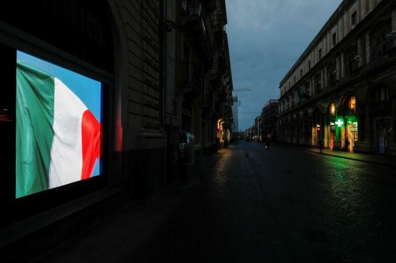 新型コロナウイルスの感染拡大が深刻なイタリアで21日、1日の死者が約800人近くに急増した。累計の死者数は震源地となった中国をすでに抜いて世界最悪で、5000人に迫ろうとしている。写真は3月21日、シチリア島のカターニアで撮影（2020年　ロイター/Antonio Parrinello）