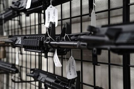 　バイデン米統領は４月８日、国内の相次ぐ銃撃事件に歯止めをかけるため、限定的な内容の対策案を発表した。写真はカリフォルニア州オーシャンサイドの銃器店の棚（２０２１年　ロイター/Bing Guan）