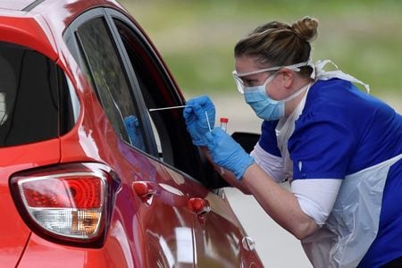 英国民保健サービス（ＮＨＳ）は２日、国内の新型コロナウイルス感染による死者数が１日時点で２９２１人と、前日から２４％増加したと発表した。 チェシントンで撮影（２０２０年　ロイター/TOBY MELVILLE）