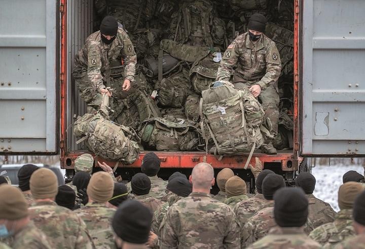 9カ月間のアフガン派遣から帰国し、荷物を降ろす米兵（2020年12月、ニューヨーク州フォートドラム）　JOHN MOORE／GETTY IMAGES