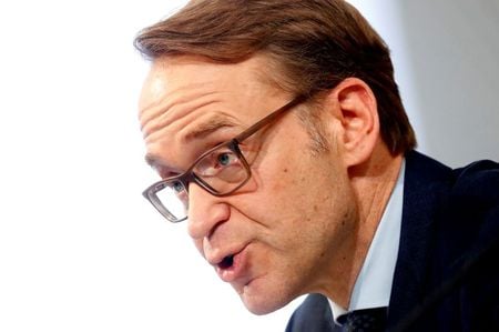 ５月２７日、欧州中央銀行（ＥＣＢ）理事会メンバーのワイトマン独連銀総裁は、ユーロ圏各国政府は、金融政策との矛盾を避けるために、新型コロナウイルスのパンデミック（世界的大流行）収束後に公的支出を削減する必要があるとの考えを示した。写真は２０１９年２月、フランクフルトで年次報告を発表するワイトマン総裁（２０２１年　ロイター／Kai Pfaffenbach）