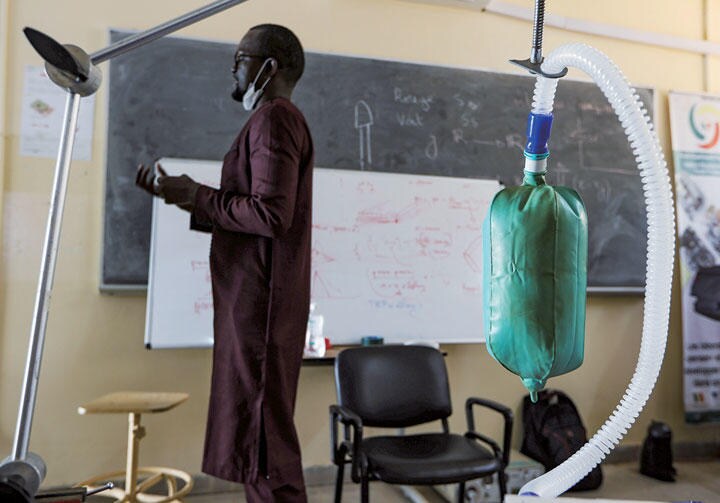 簡易的な人工呼吸器の試作品の説明をするセネガルの医師　Zohra Bensemra-REUTERS