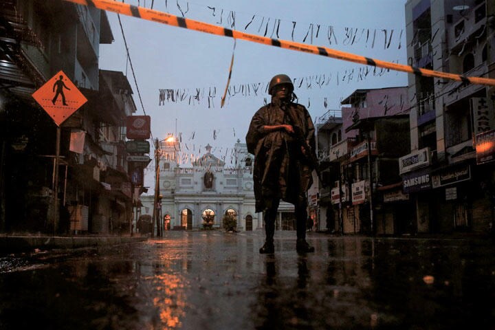 テロ後に最大都市コロンボの聖アンソニー教会の警備に当たる兵士　THOMAS PETERーREUTERS