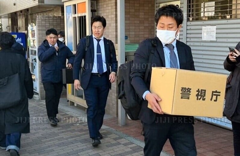 4歳次女殺害の容疑者のマンションから出る捜査員　朝日新聞社／時事通信フォト