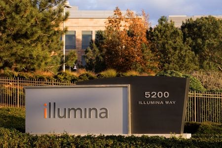 遺伝子解析装置を手掛ける米イルミナは、欧州連合（ＥＵ）競争当局の承認を待たずにがん診断技術会社グレイルの買収を完了したことを巡り、１２日にＥＵ反トラスト法上の過去最高額の制裁金を科せられる見通しだと、この問題に詳しい関係者が１１日に述べた。写真は２０２２年１１月、カリフォルニア州サンディエゴで撮影（２０２３年　ロイター/Mike Blake）