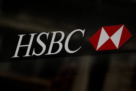 　１０月２６日、金融大手のＨＳＢＣホールディングスが発表した第３・四半期決算は、税引き前利益が３１億ドルとなり、前年同期の４８億ドルから３５％減少した。写真はニューヨークで昨年８月撮影（２０２０年　ロイター／Brendan McDermid）