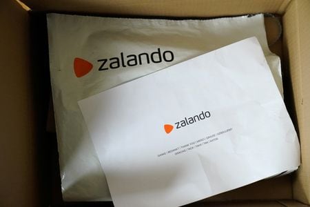 　８月４日、ドイツの衣料ネット通販大手ザランドが発表した第２・四半期決算は減収減益となった。２０２０年８月、アイルランド・ゴールウェーで撮影（２０２２年　ロイター/Clodagh Kilcoyne）