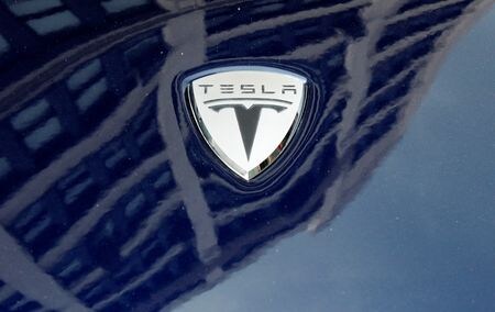 米電気自動車（ＥＶ）大手テスラの代表がインド商務相と月内に会合し、低価格帯のＥＶ生産工場をインドに建設する計画について協議する見通しと、関係筋がロイターに対し明らかにした。２０１０年６月撮影（２０２３年　ロイター/Shannon Stapleton/File Photo）