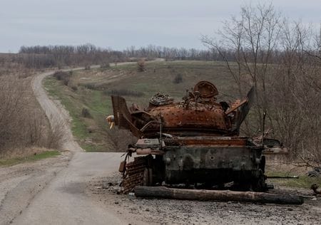 欧州連合（ＥＵ）の執行機関である欧州委員会は２６日、ＥＵの対ロシア制裁措置について、解除または修正にはロシア軍がウクライナから完全に撤退する必要があるとの見解を示した。写真はウクライナ・ハリコフの路上で発見された、破壊された戦車。２５日撮影（２０２５年　ロイター/Sofiia Gatilova）