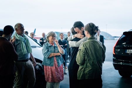 スウェーデンとイランは１５日、オマーンの仲介により受刑・拘束者の交換を行った。写真はスウェーデンに戻ったヨハン・フロデルス氏と、その家族。ストックホルムで１５日撮影。（2024年 ロイター/ TT News Agency/Tom Samuelsson / Regeringkansliet via REUTERS/File Photo）