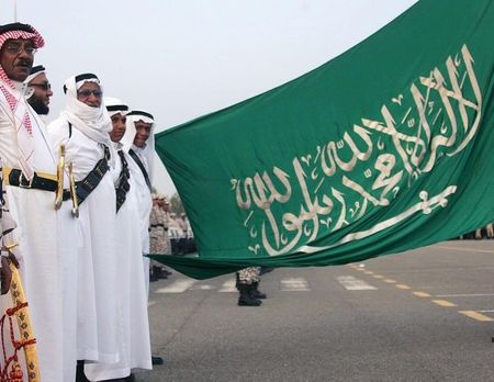 　１月２２日、原油価格の大幅下落は、サウジアラビアに厳しい経済改革の加速と国民への手厚い補助金削減を迫っている。写真はメッカ均衡で２００６年１月撮影（２０１６年　ロイター／Ali Jarekji）