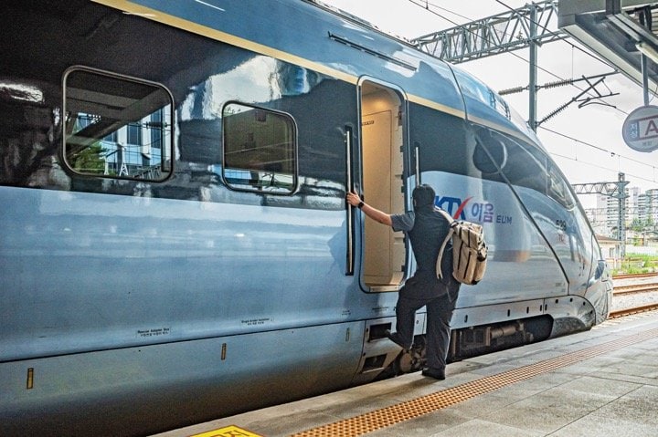 KTX-イウムに乗り込む乗務員　（撮影＝筆者）