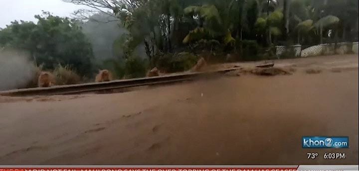 米ハワイ州のマウイ島で、ダムが決壊し、付近の住民に避難命令が出された。写真は決壊したダム近くの冠水した道路。8日マウイ島のハイクでの代表撮影（2021年／ロイター）