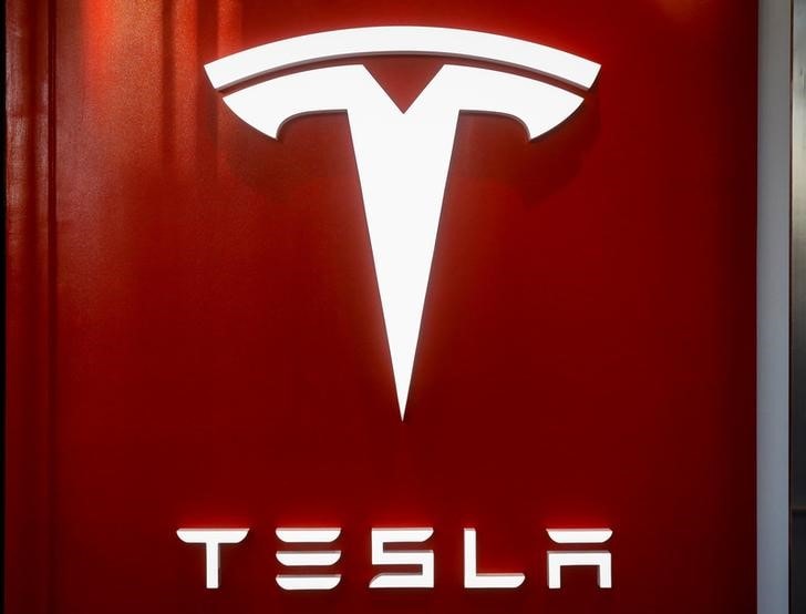 ８月２８日、米電気自動車（ＥＶ）大手テスラのイーロン・マスク最高経営責任者（ＣＥＯ）が打ち出した株式非公開化計画は露と消えたが、同社が資金繰りをつけなければならない事実は変わっていない。写真は同社のロゴ。ニューヨークで昨年１２月撮影（２０１８年　ロイター／Brendan McDermid）